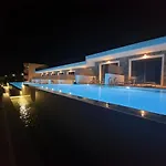 Zoes & 3* فاليراكي
