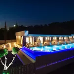 Zoes & فندق فاليراكي