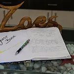 Zoes & فندق فاليراكي