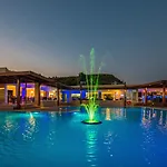 Zoes & فندق فاليراكي