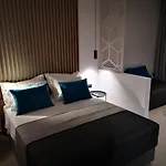 Zoes & Hotel