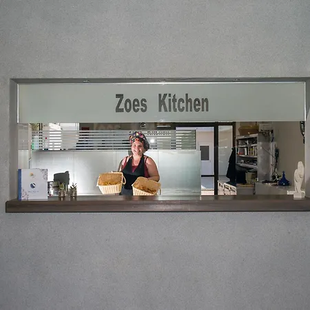 מלון Zoes & 3*