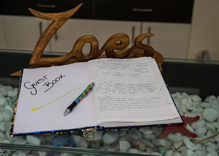 Zoes & فندق فاليراكي